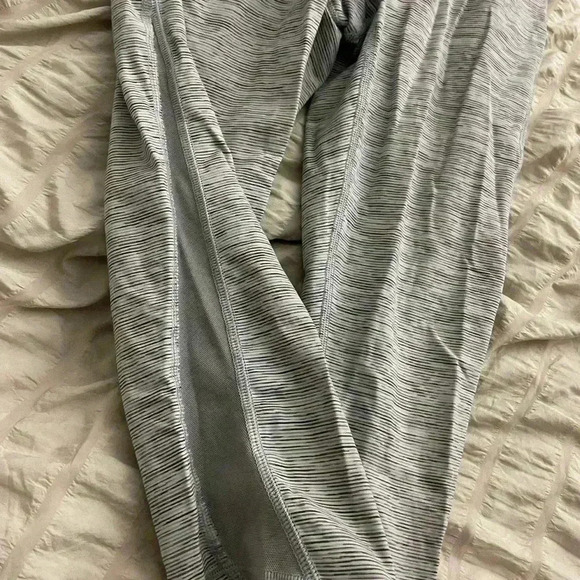 LULULEMON Train Times - Size 4 - EUC - Like New - Picture 3 of 4